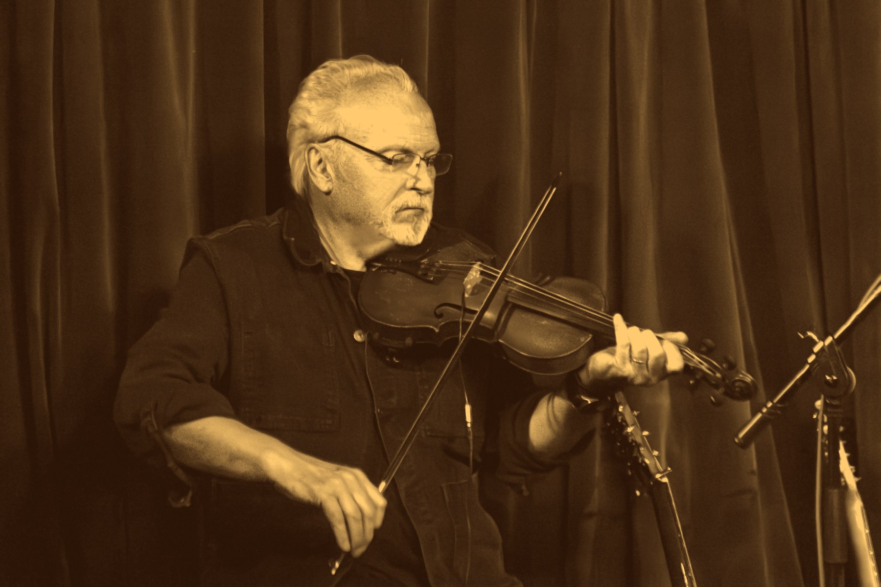 Peter Crossley playing violin live